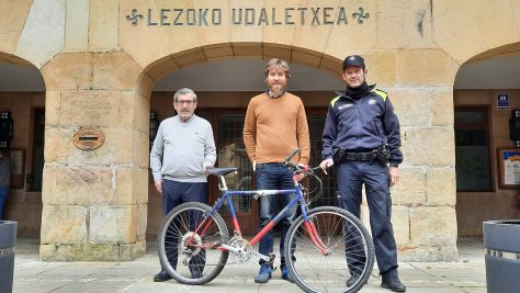 El Ayuntamiento de Lezo entrega varias bicicletas que estaban abandonadas a la asociación Gurpilartea 