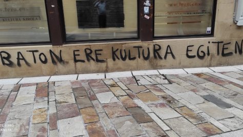Vuelven a aparecer pintadas en las fachadas de departamentos del ayuntamiento