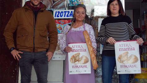 Ion Pombar, concejal de Euskara del Ayuntamiento de Lezo, con la ganadora