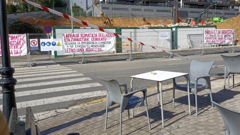 Pancartas en contra del ayuntamiento por comenzar las obras de apartamentos dotacionales y el nuevo ambulatorio