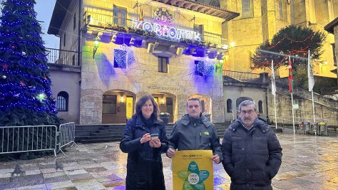 Miembros de la asociación Lezokoak (exactamente del Bar Uztarri y de la Óptica de Lezo) y Jesús Mari Martiarena, alcalde de Lezo