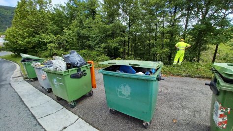 6 zabor-edukiontzi baino gehiago bete dira Bakarraiztegiko errekastoaren garbiketan