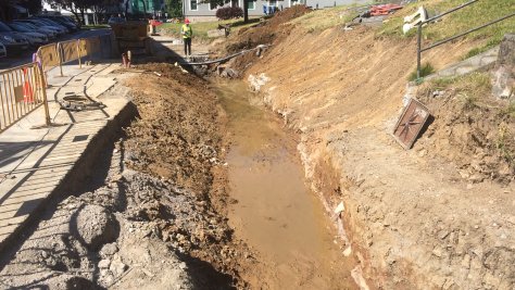 Las obras para eliminar la cobertura del rio Olazar a su paso por la calle Eugenio de Ochoa y naturalizar el entorno finalizarán en agosto