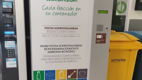 Los pórticos del ayuntamiento, la nueva ubicación de la máquina de bolsas compostables 