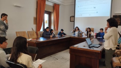 El alumnado de Lezo Institutua presenta en el ayuntamiento los trabajos realizados en el tema de la energía en el marco de la Agenda Escolar 2030