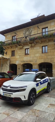 Un coche de la policía municipal en el Ayuntamiento de Lezo